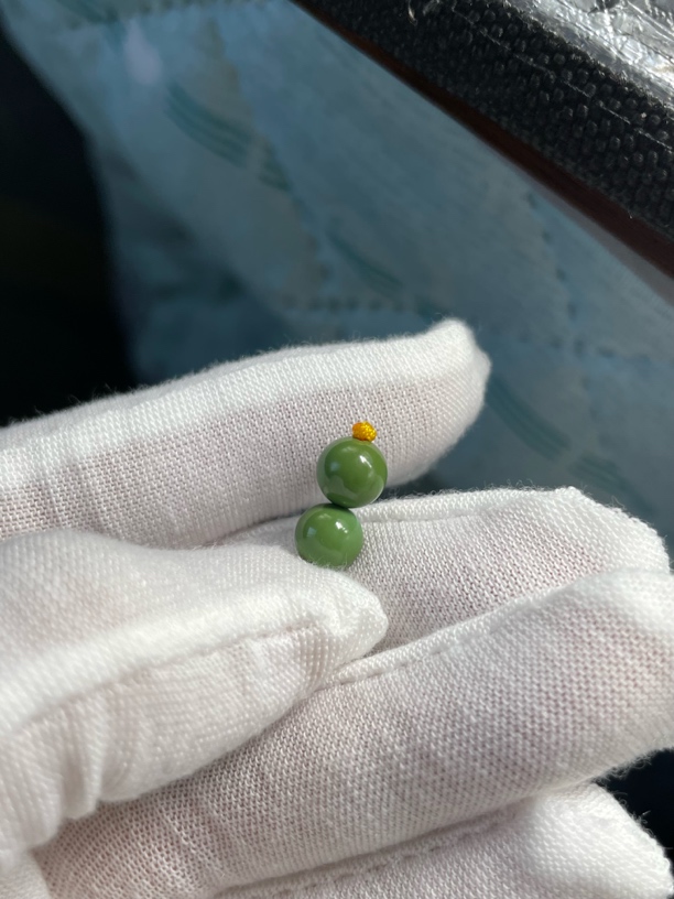 天然原矿绿松石老油绿圆珠，对珠