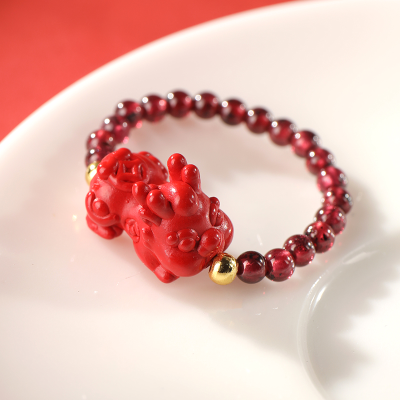 【产品部专享】精致设计款-朱砂貔貅石榴石戒指 圈口可调节 cg