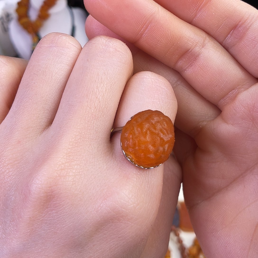 琥珀珠宝奇石未镶嵌。