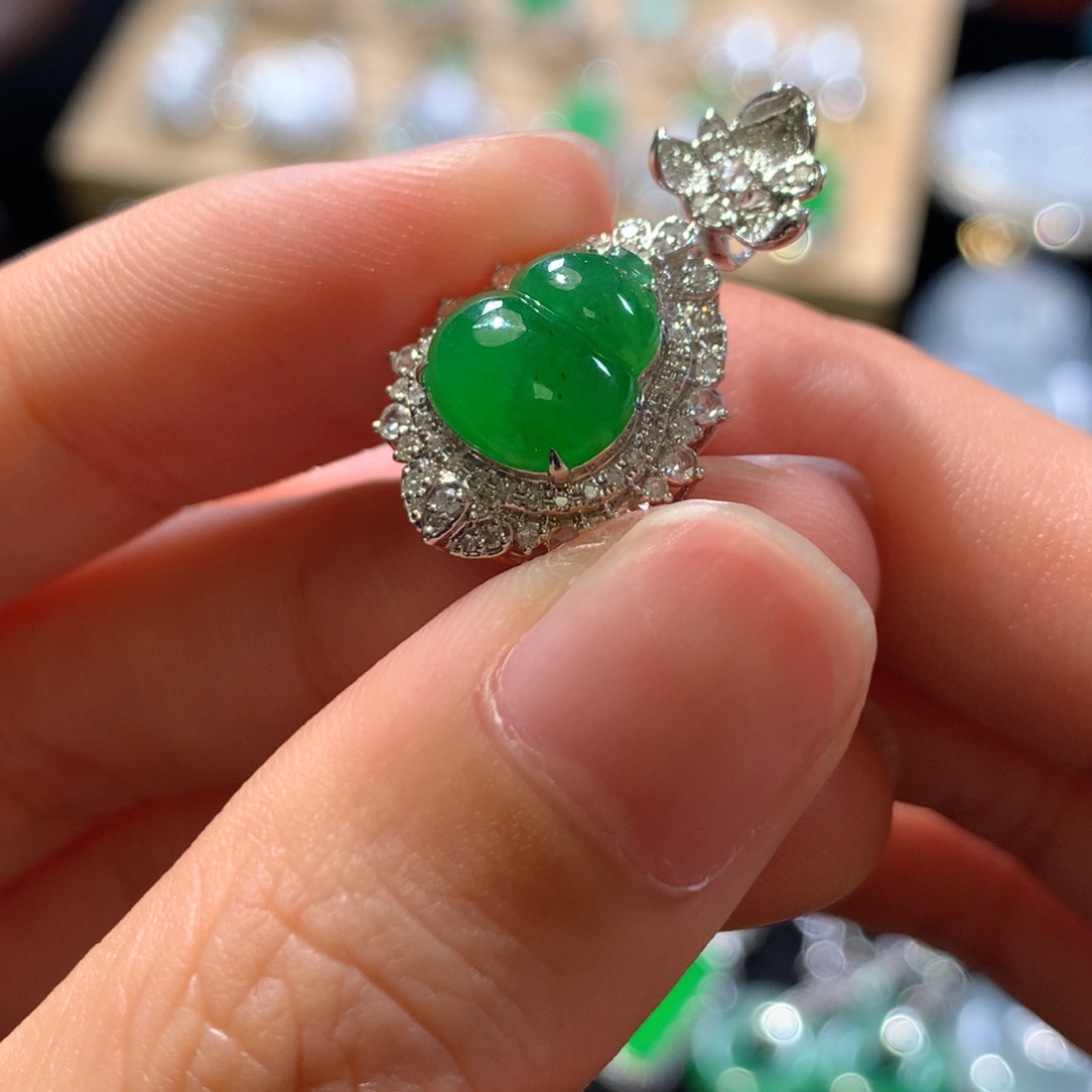 翡翠18K金镶嵌颈饰葫芦