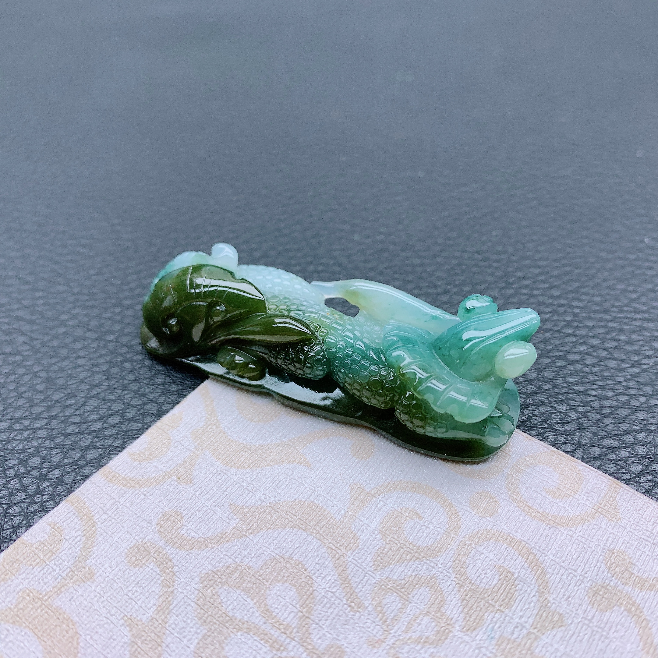 155~天然翡翠A货冰透精雕特色今非昔比吊坠气质高贵精美挂件