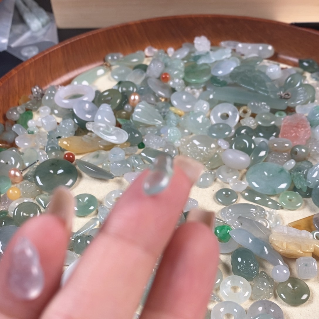 翡翠未镶嵌颈饰得**、