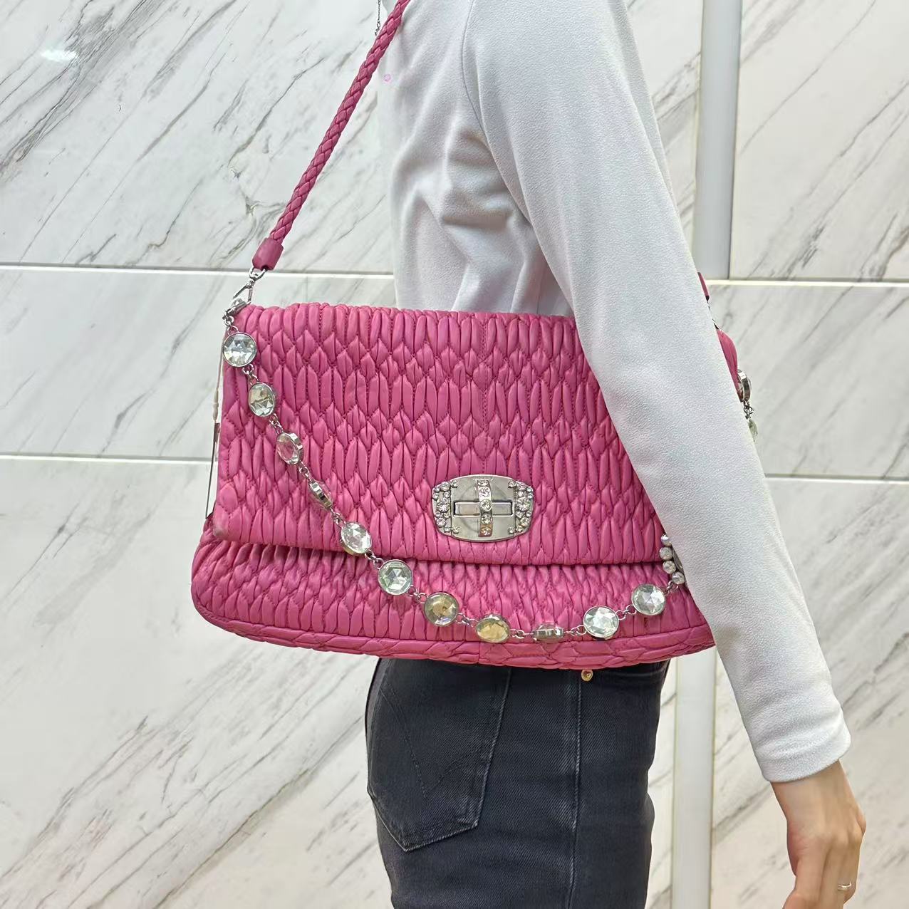 95新 MIU MIU/缪缪 粉色宝石褶皱腋下包/云海优选/H22850