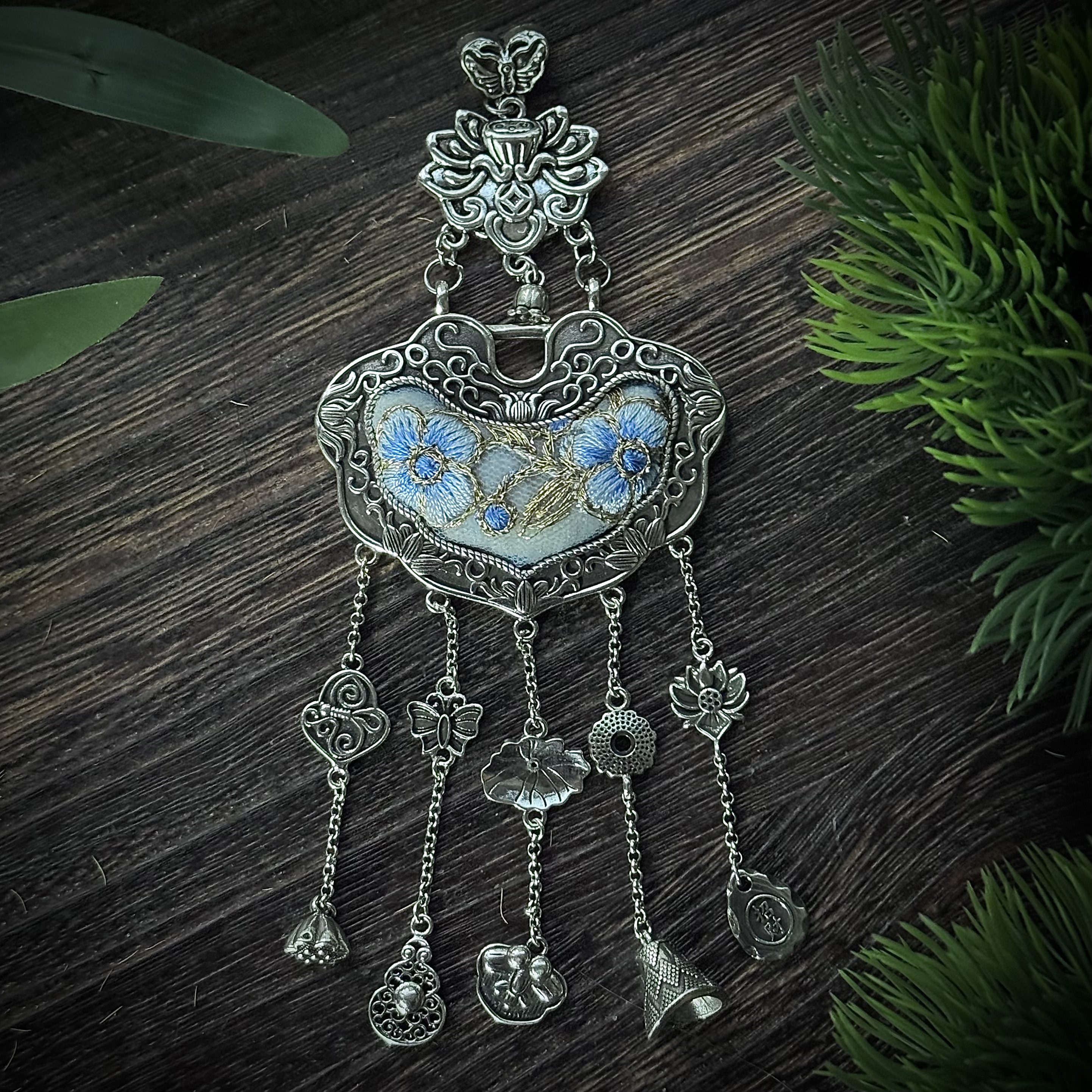 民族风非遗手工吊坠不规则刺绣重工特色复古色配饰秋冬高级感