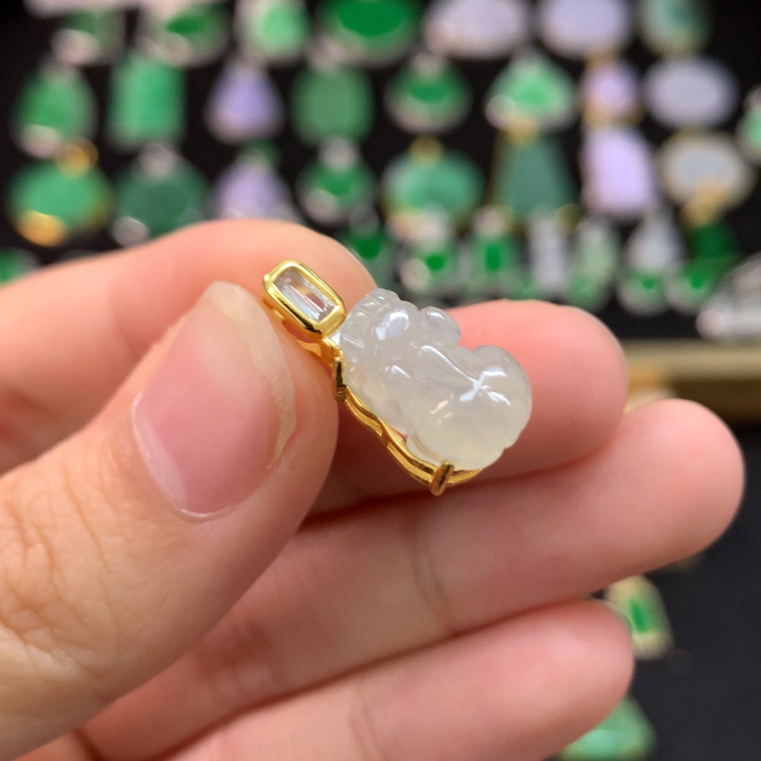 翡翠未镶嵌颈饰貔貅