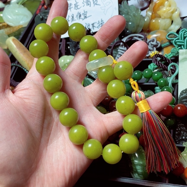 蛇纹石玉颈饰未镶嵌