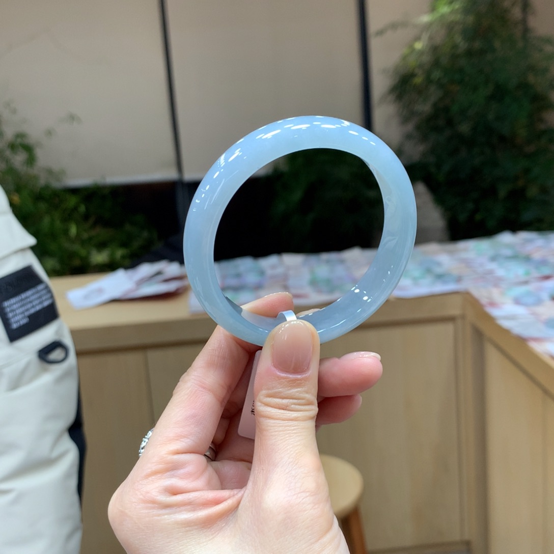 翡翠手镯未镶嵌不退不换