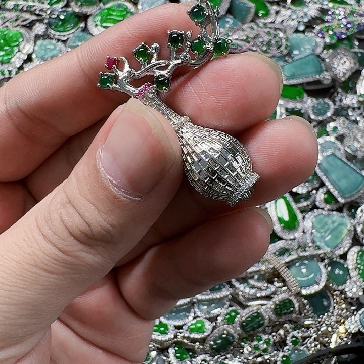 翡翠颈饰未镶嵌天然A货翡翠放漏