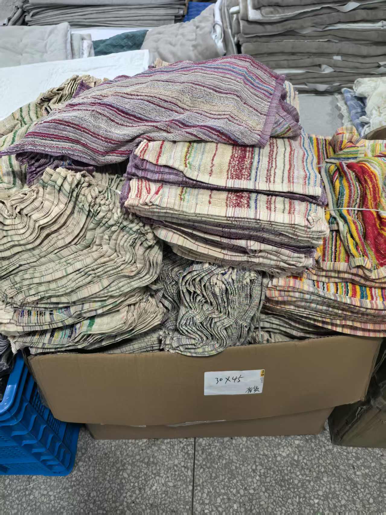 《厚广家》3楼30×45全棉毛圈杂款毛巾 发15张 不挑色 微瑕疵