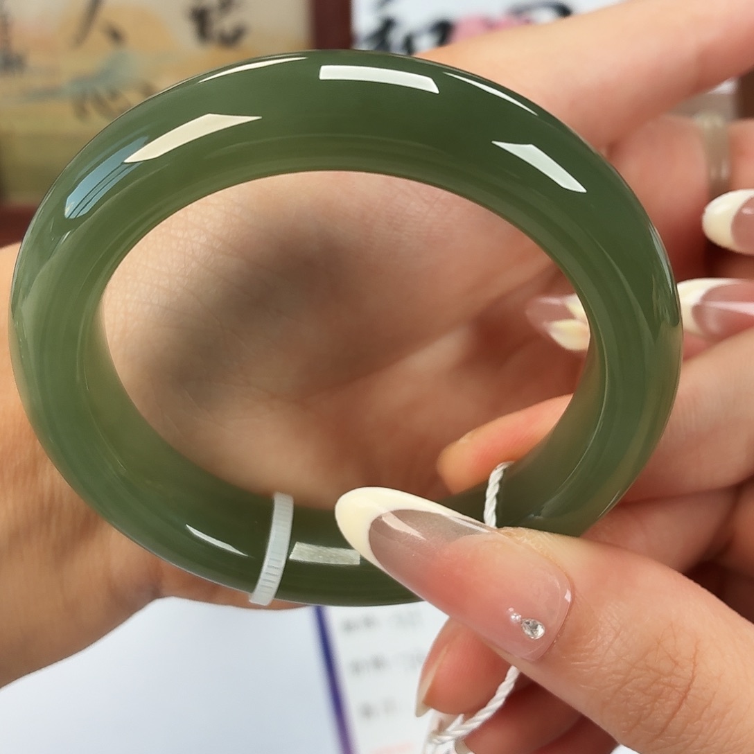 和田玉未镶嵌手镯