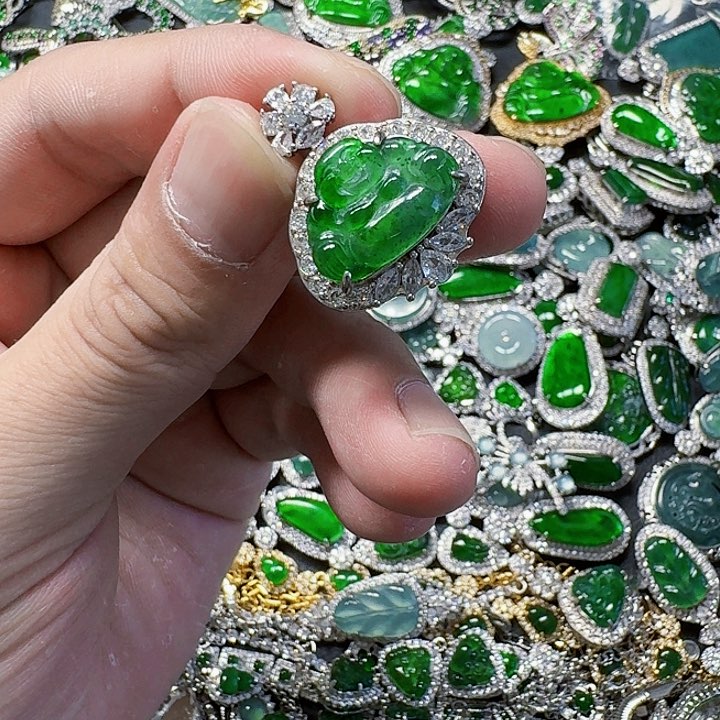 翡翠颈饰未镶嵌天然A货翡翠放漏