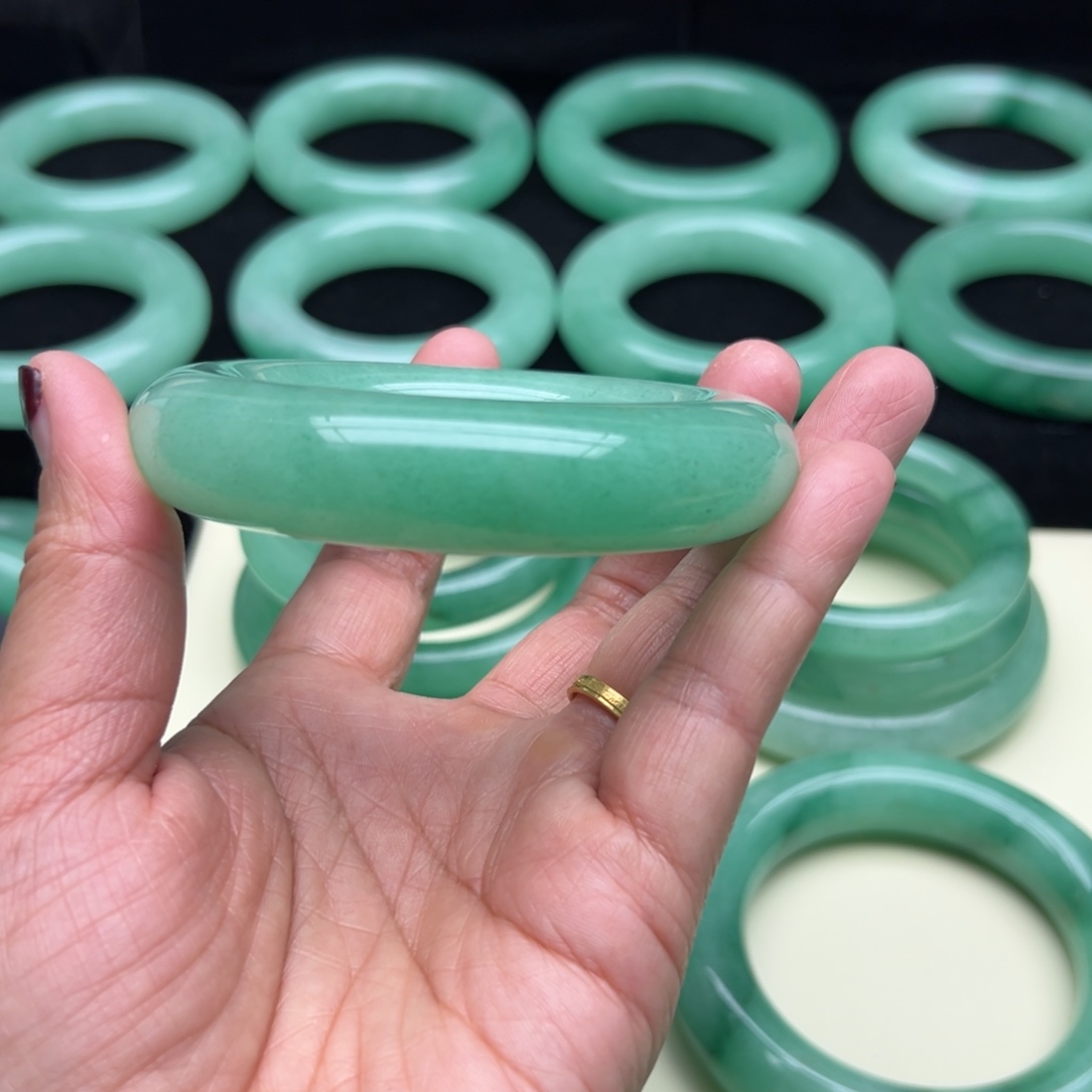 石英岩玉未镶嵌手镯