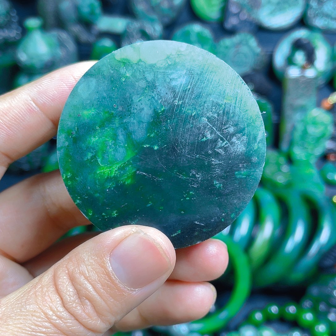 和田玉（碧玉）未镶嵌珠宝奇石