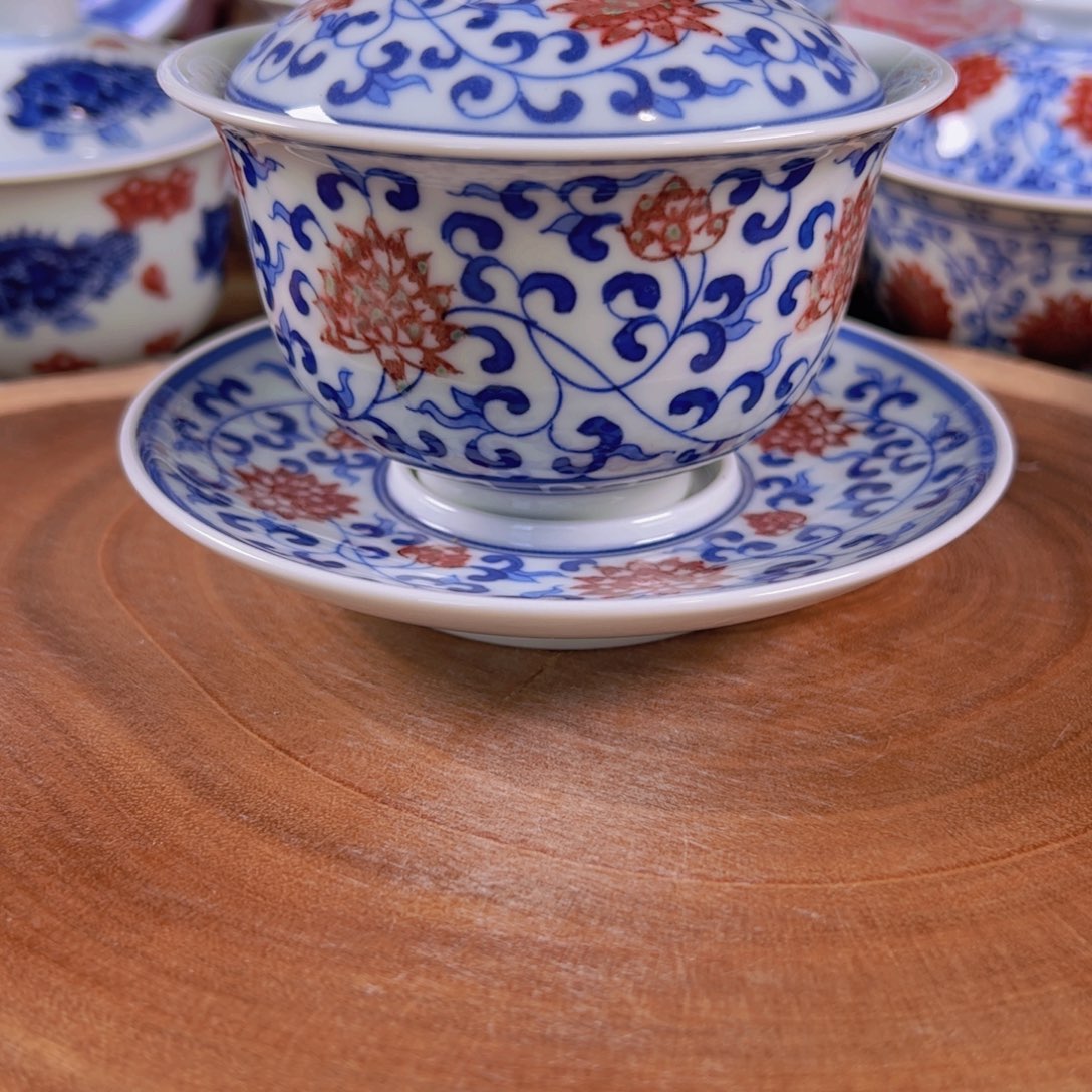 青花釉里红缠枝莲三才盖碗