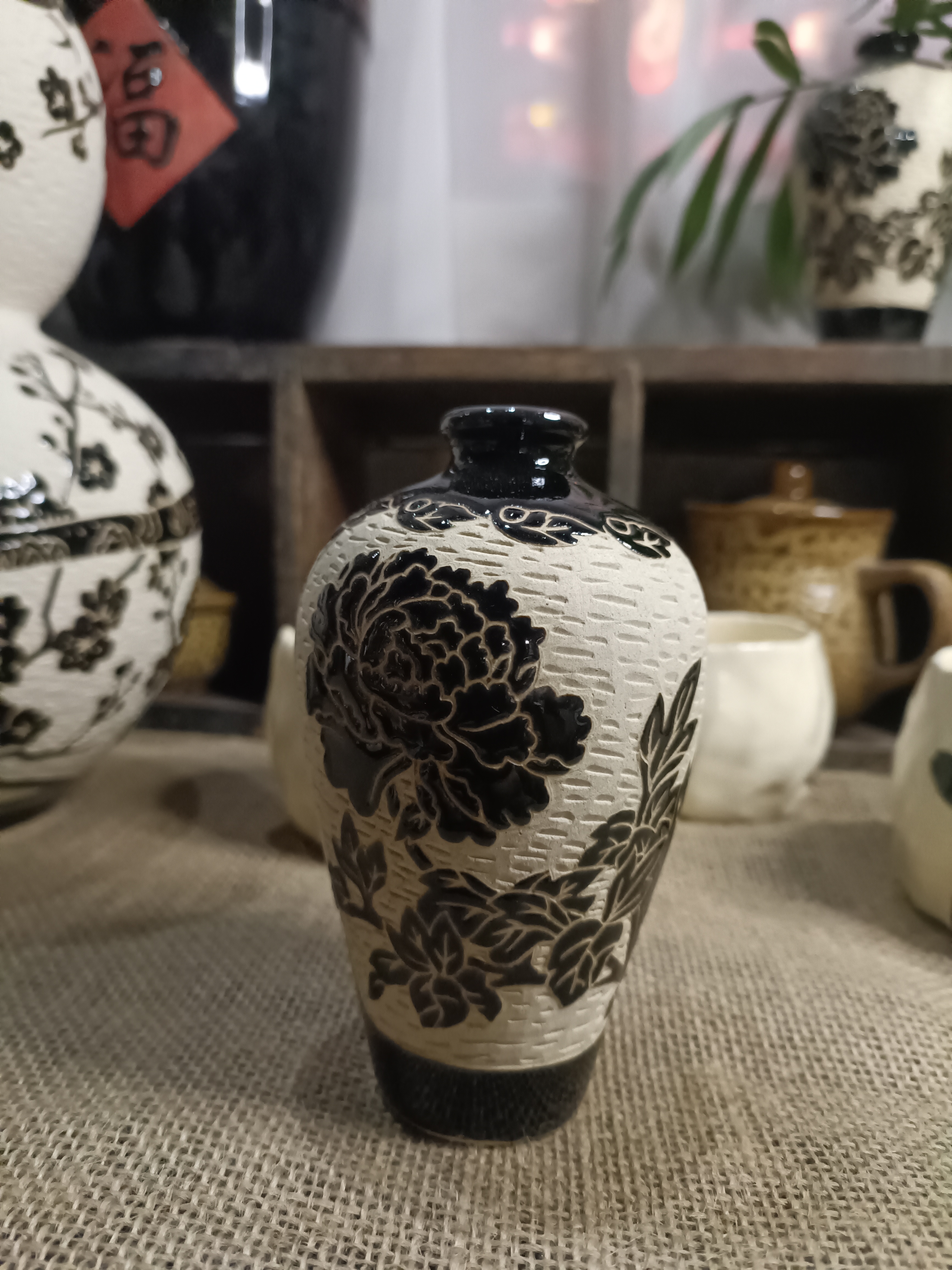 磁州窑手工牡丹瓶陶瓷