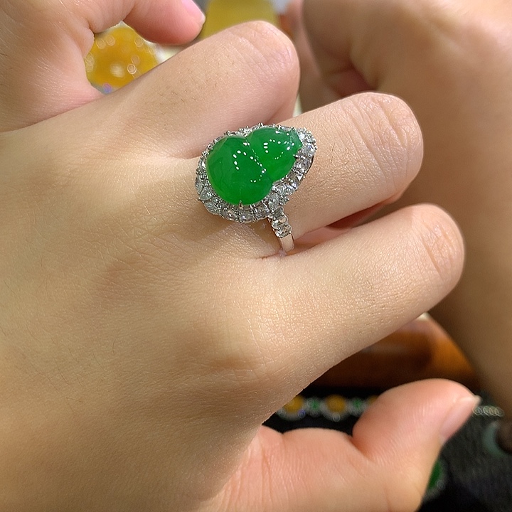 翡翠18K金镶嵌颈饰葫芦