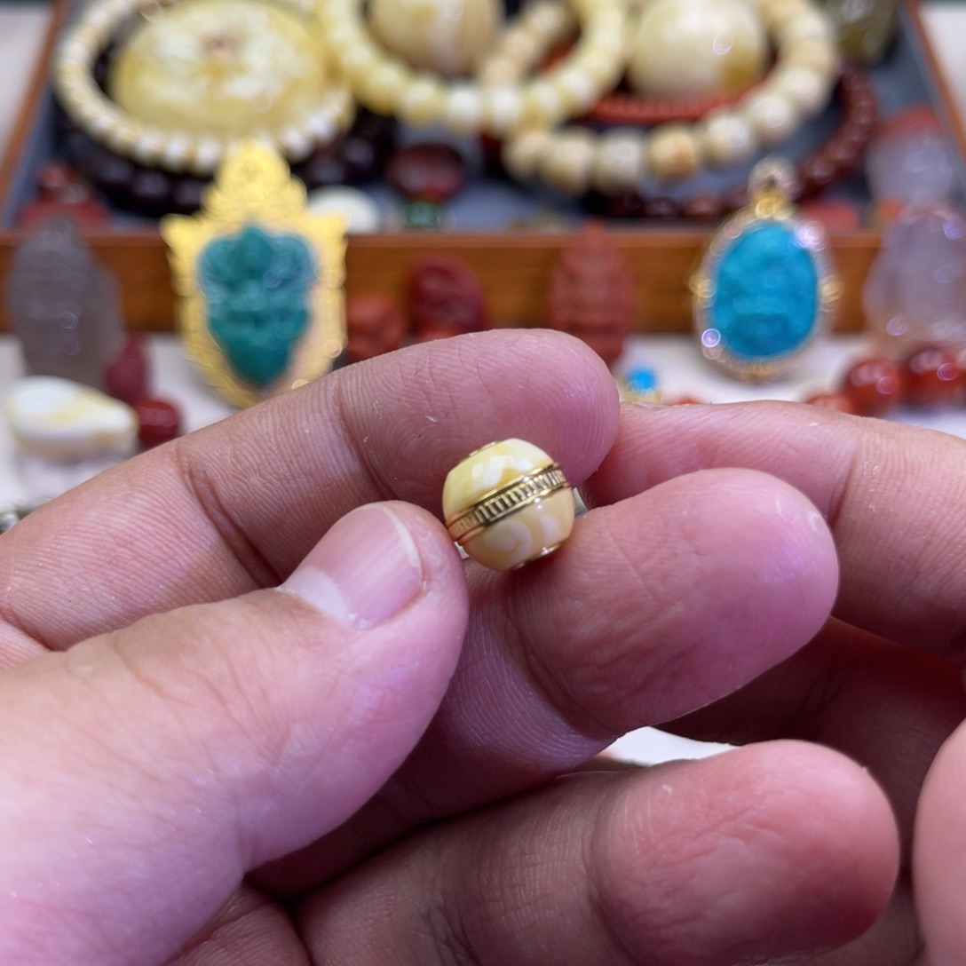 琥珀未镶嵌珠宝奇石24