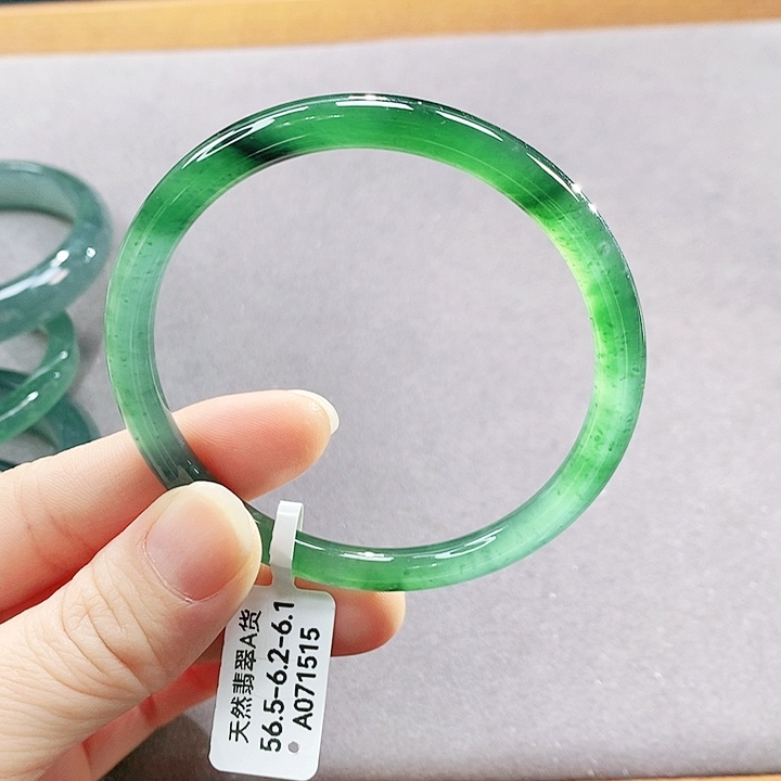 翡翠未镶嵌手镯（圆镯）