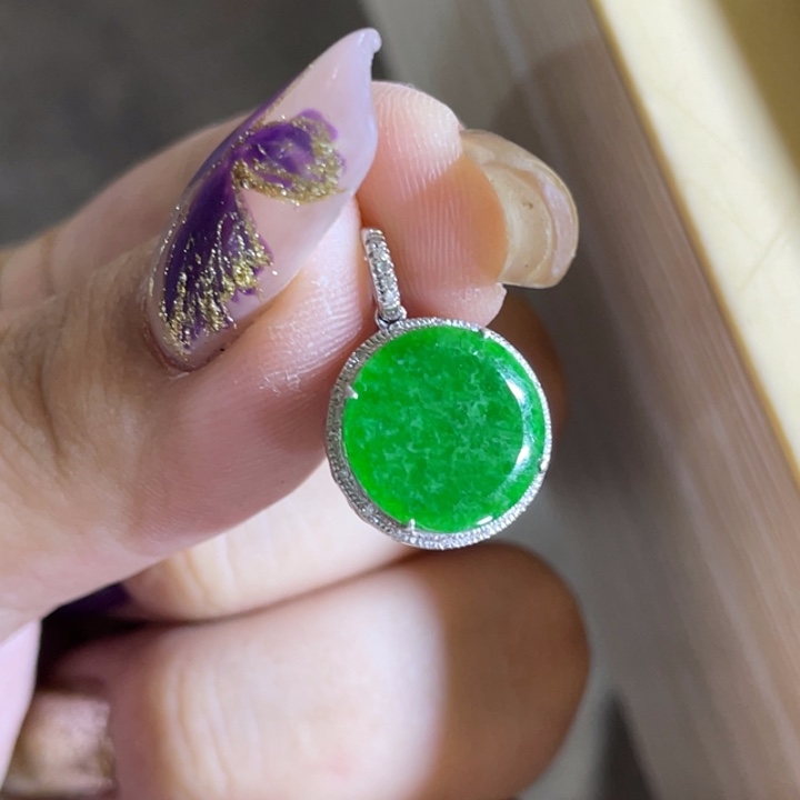 翡翠18K金镶嵌颈饰无事牌