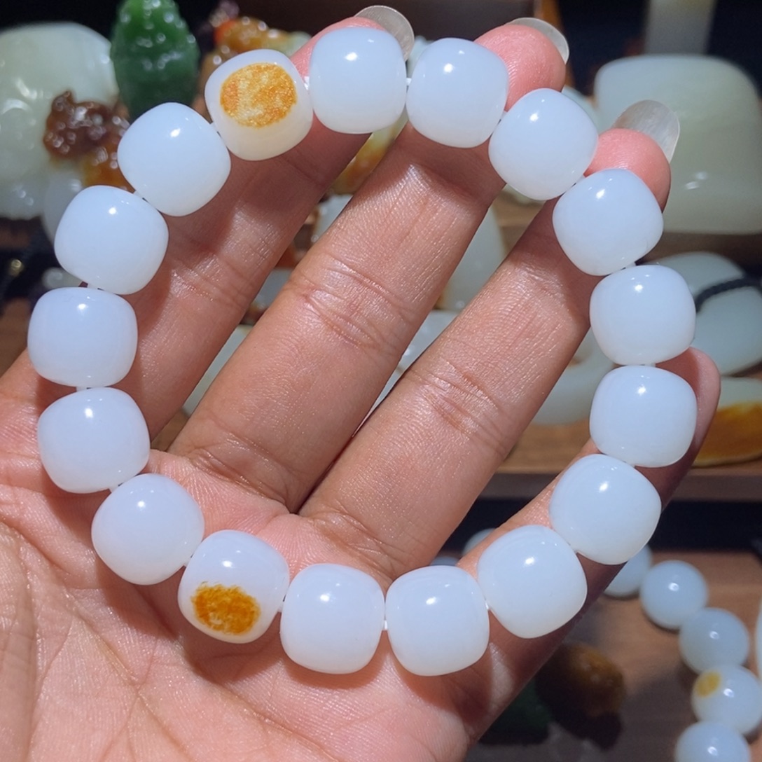 用***呆和田玉未镶嵌颈饰