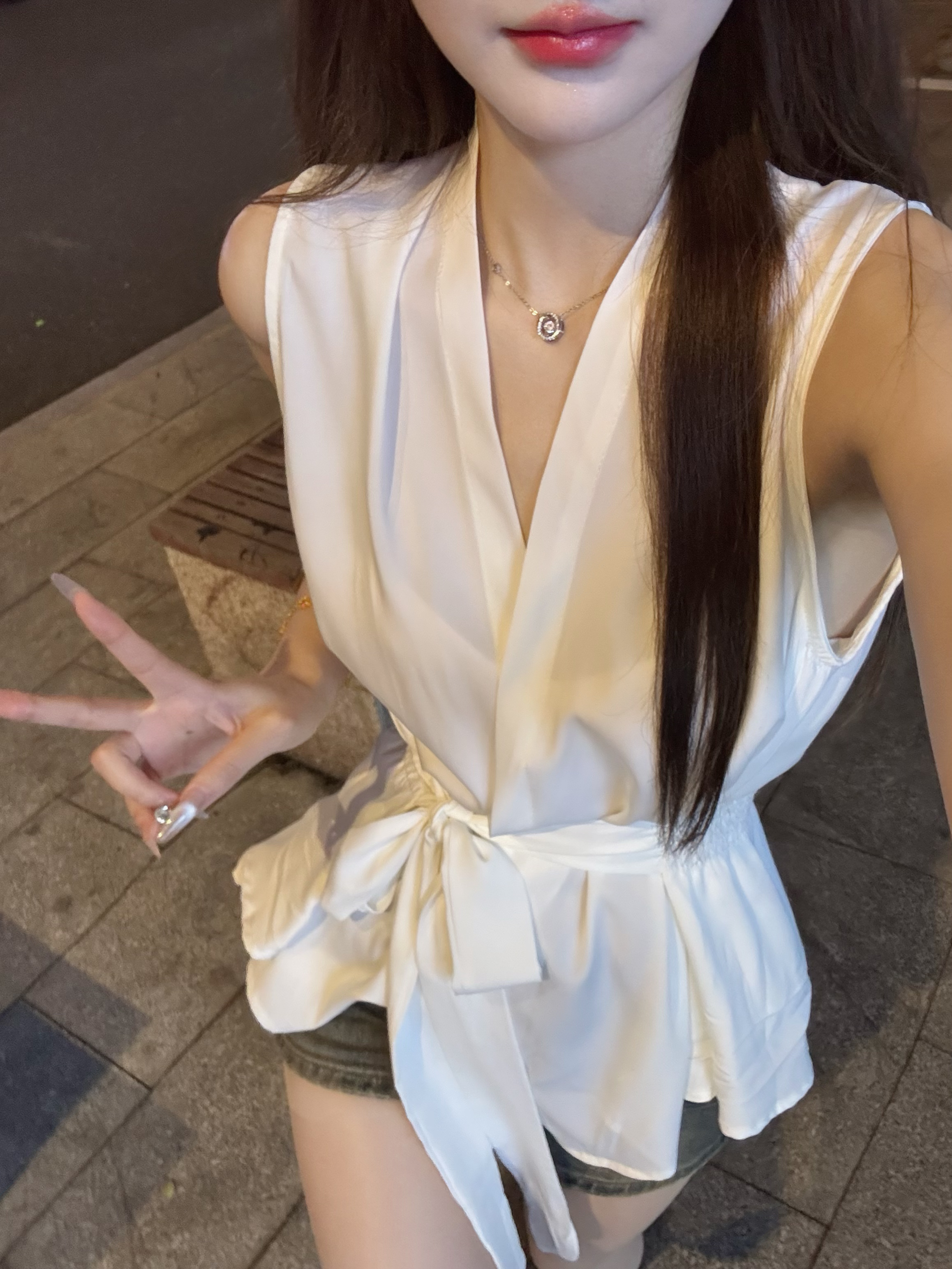 纯欲风气质V领无袖绑带收腰上衣