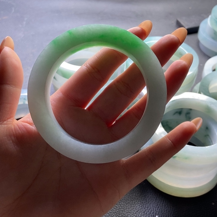 魔***物定制翡翠未镶嵌翡翠手镯