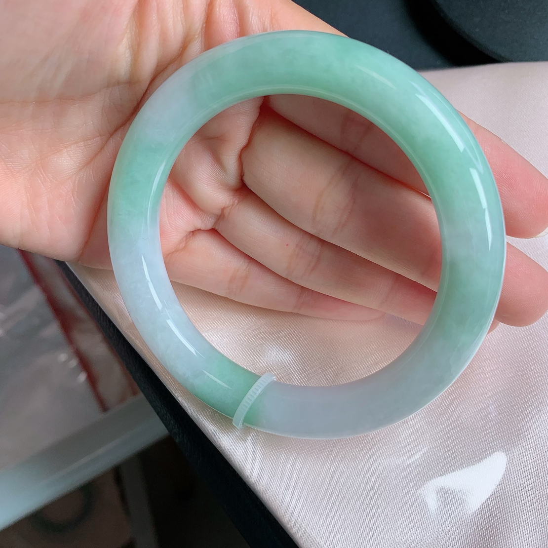 缅甸天然a货翡翠58圆条圈口白底青手镯