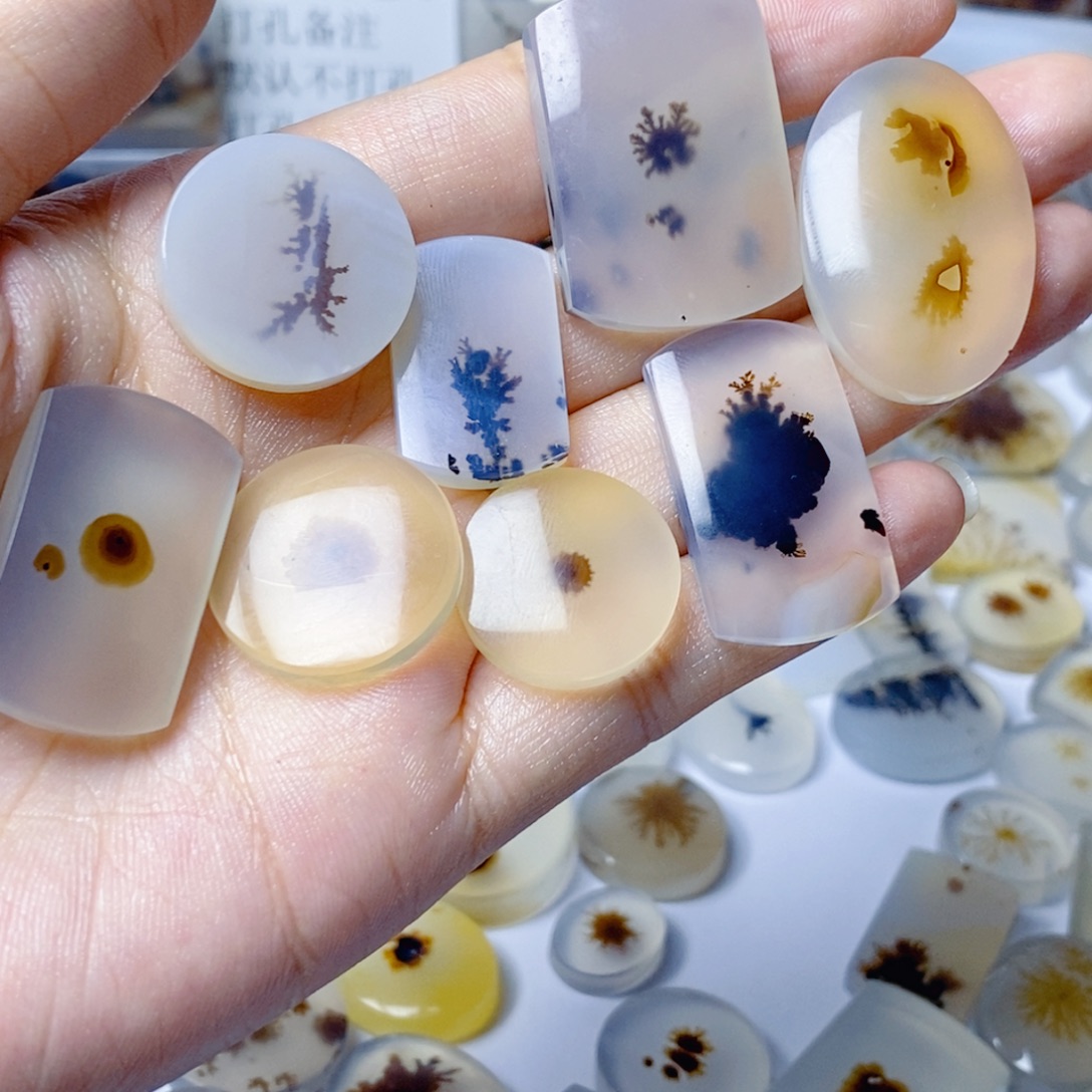 用***在玛瑙/玉髓未镶嵌珠宝半成品