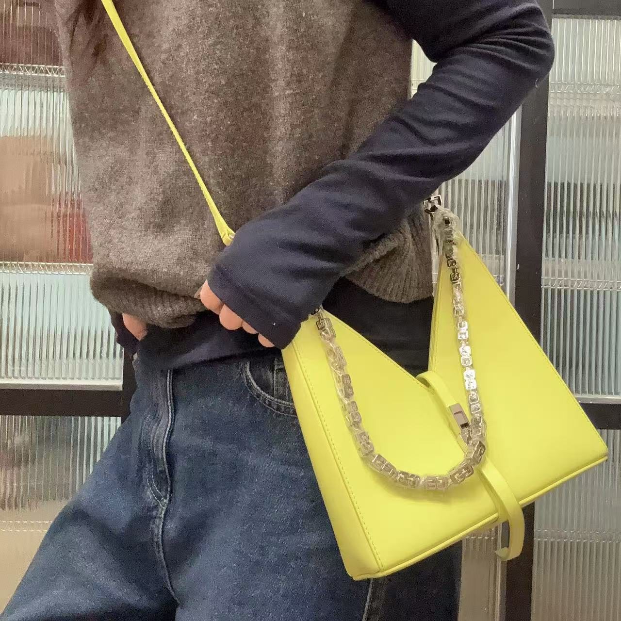 95新 Givenchy/纪梵希 【蕾】 77 0234 黄色链条斜挎包