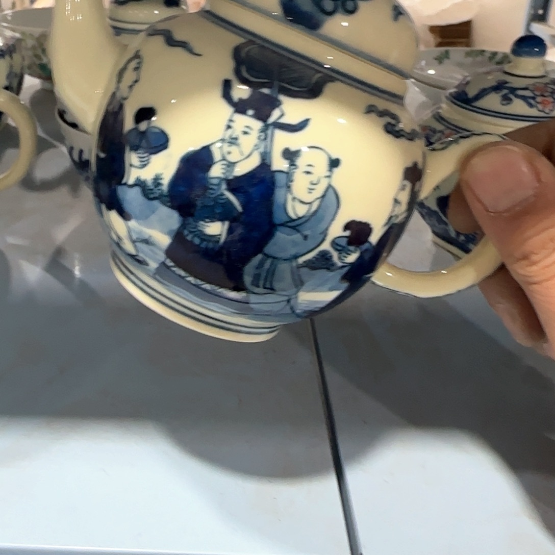 瓷片瓷器上用青花做圆润青花