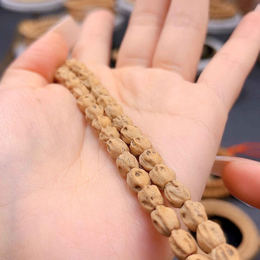 蛙***拍柏香籽/百香籽手串