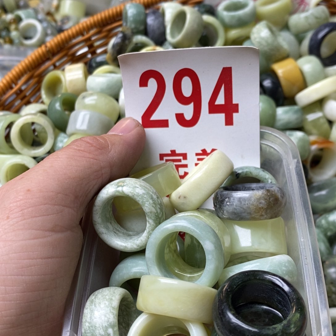 蛇纹石玉挂坠未镶嵌