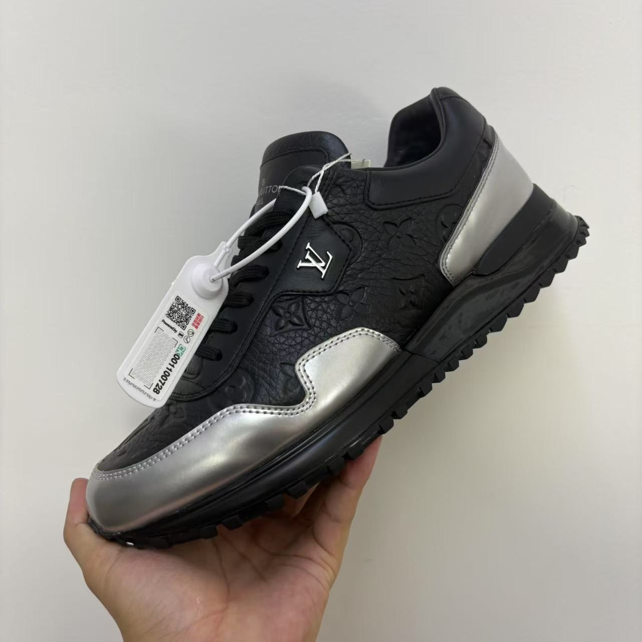 99新 LouisVuitton/路易威登 黑银色浮雕runaway运动鞋 ee359