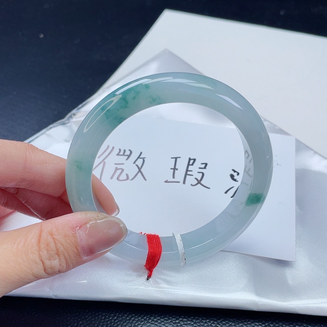 翡翠手镯未镶嵌翡翠