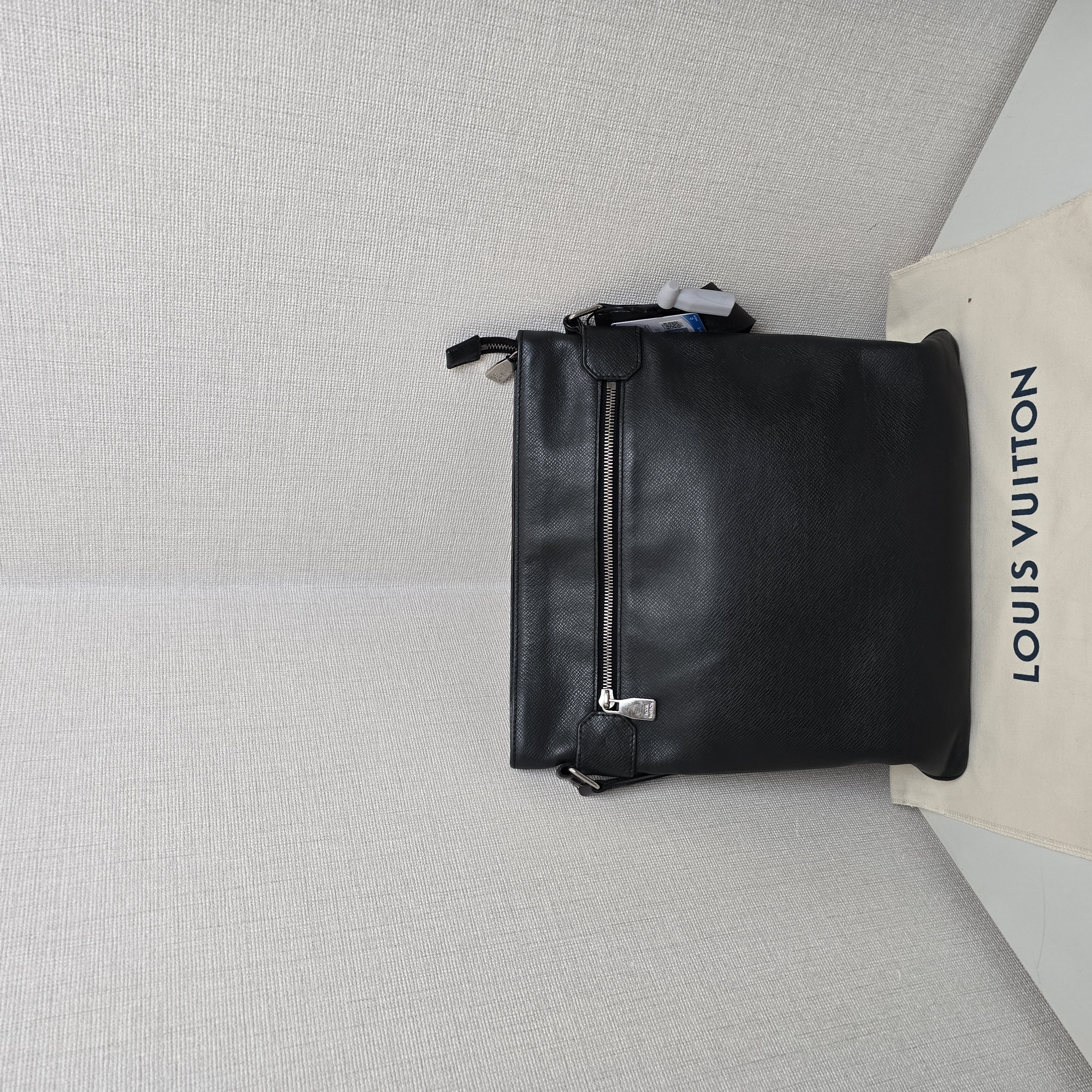 95新 LouisVuitton/路易威登 97新taiga系列纯皮单肩斜挎包