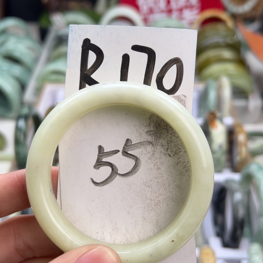 岫玉手镯未镶嵌天然岫玉微瑕，可以正常佩戴