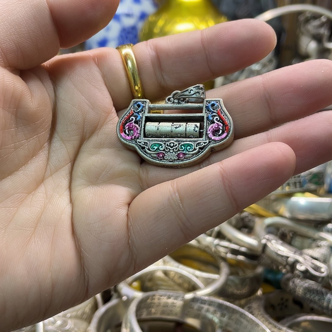 街***铃铜器艺术品鉴定中心