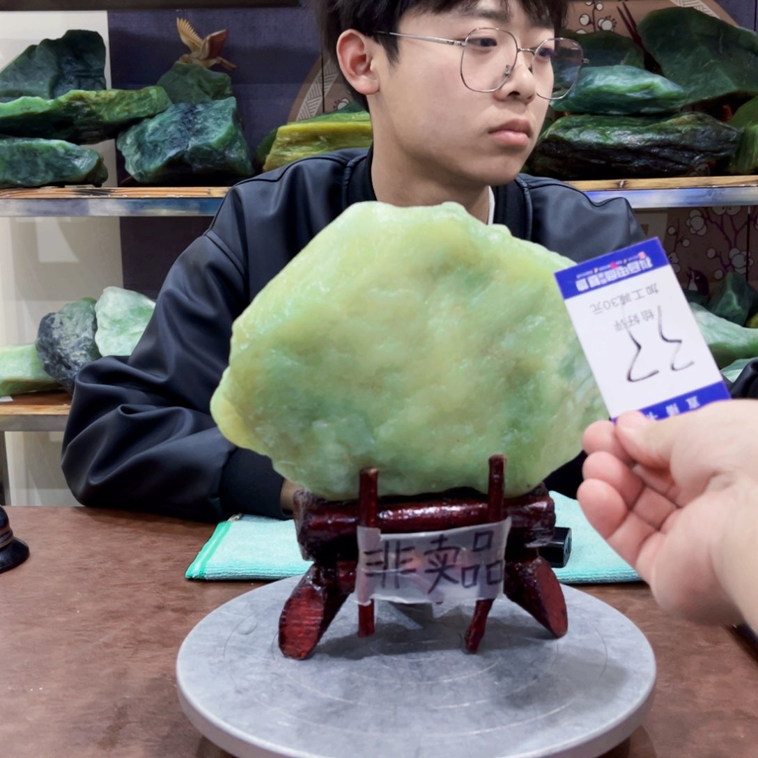 蛇纹石玉原石未镶嵌卿*