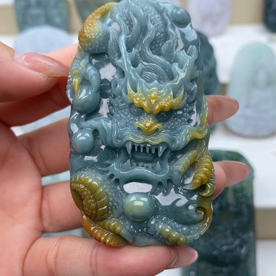 颈饰未镶嵌翡翠曲**丶龙牌