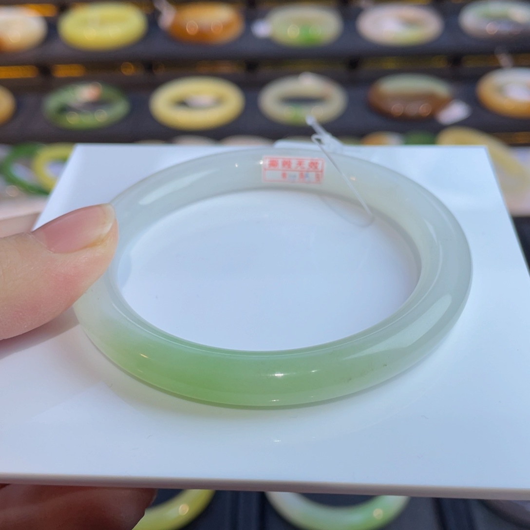 和田玉手镯未镶嵌白底翠手镯57