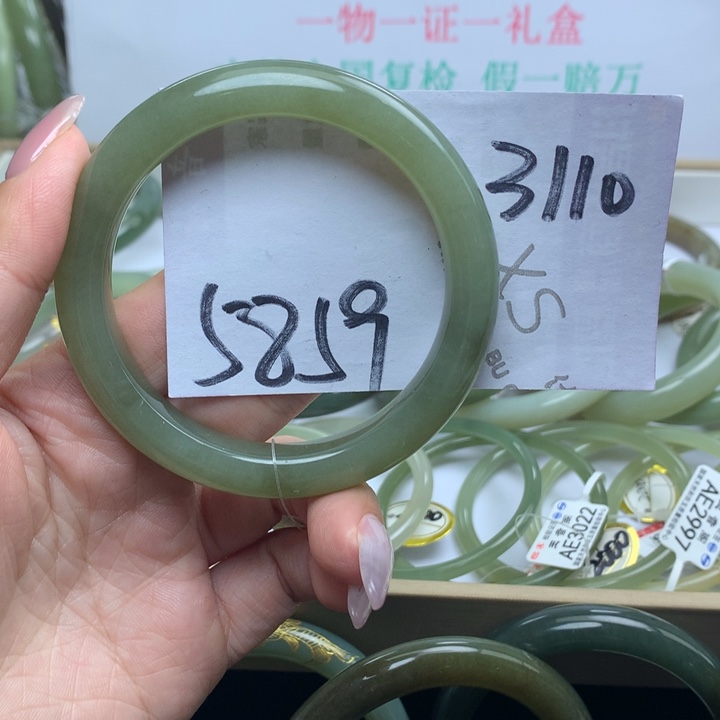 和田玉手镯未镶嵌