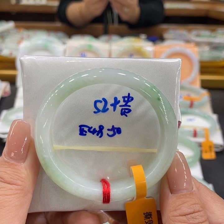 翡翠手镯未镶嵌翡翠