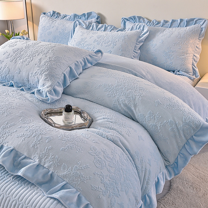 2025新款加厚保暖高克重纯色花边款雕花绒床盖款四件套