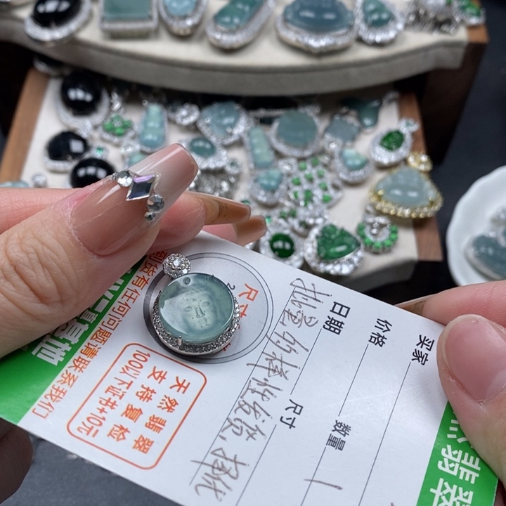 翡翠颈饰未镶嵌翡翠