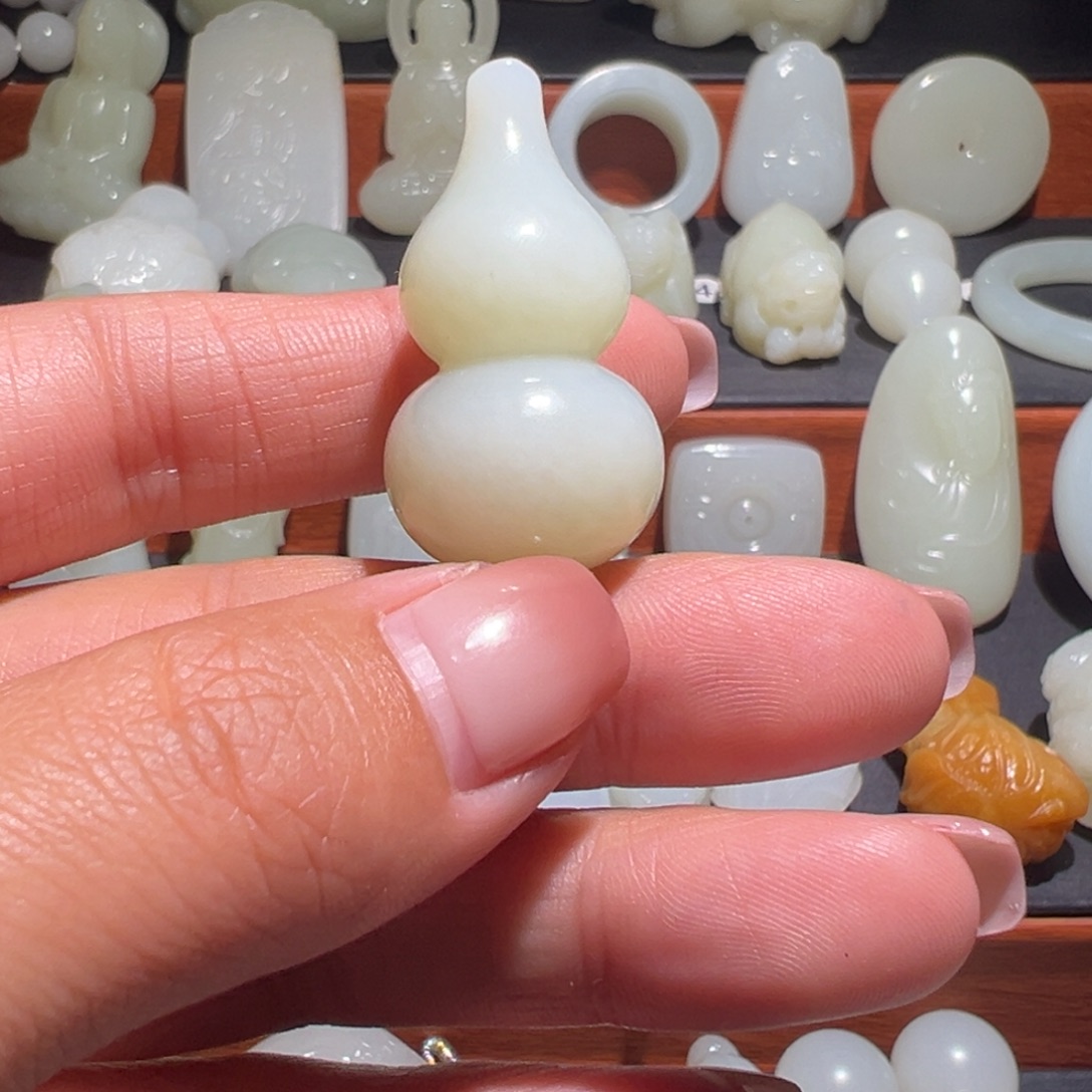 嘿***嘿和田玉未镶嵌颈饰