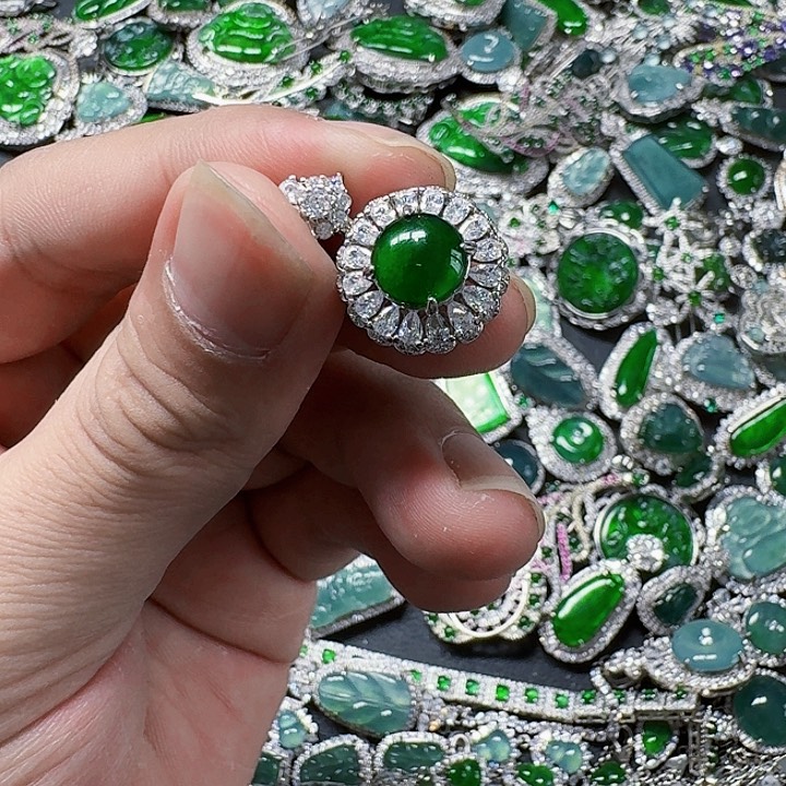 翡翠颈饰未镶嵌天然A货翡翠放漏