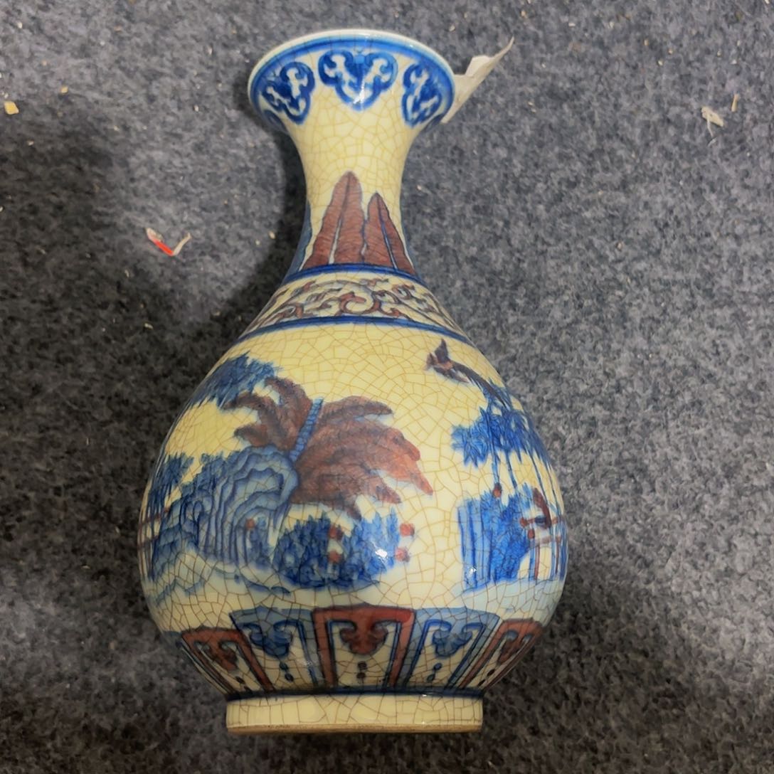 摆件一个青花瓷器