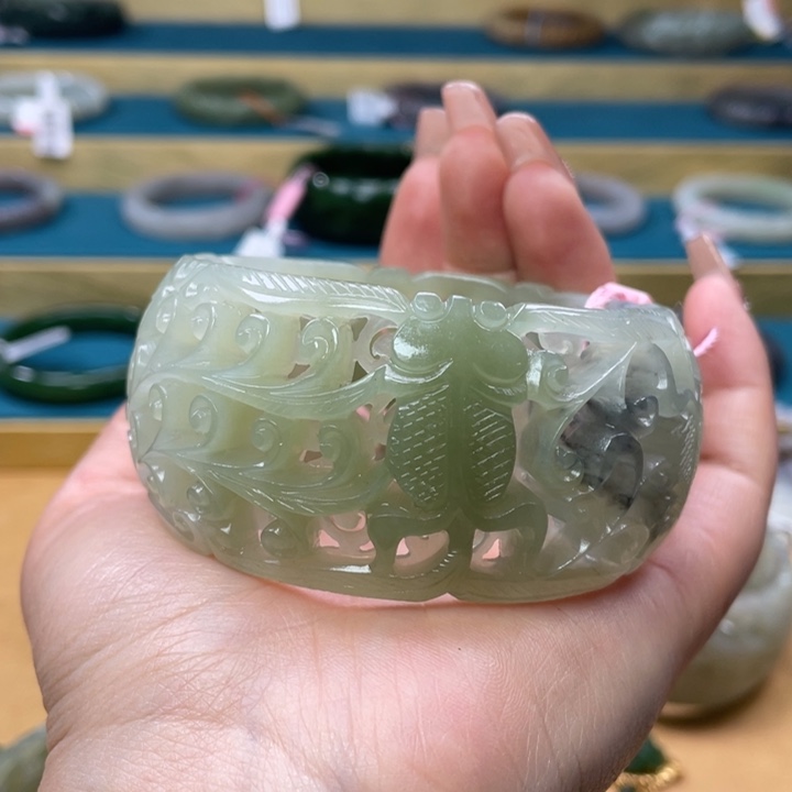 和田玉手镯61+圈口。编号21未镶嵌