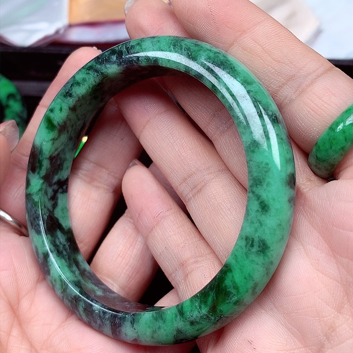 翡翠手镯未镶嵌翡翠