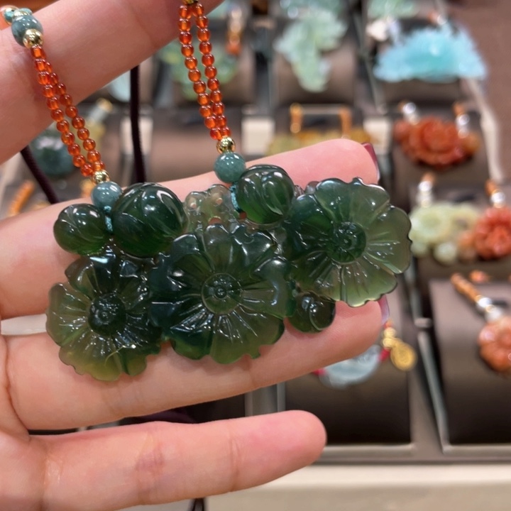 蛇纹石玉颈饰未镶嵌